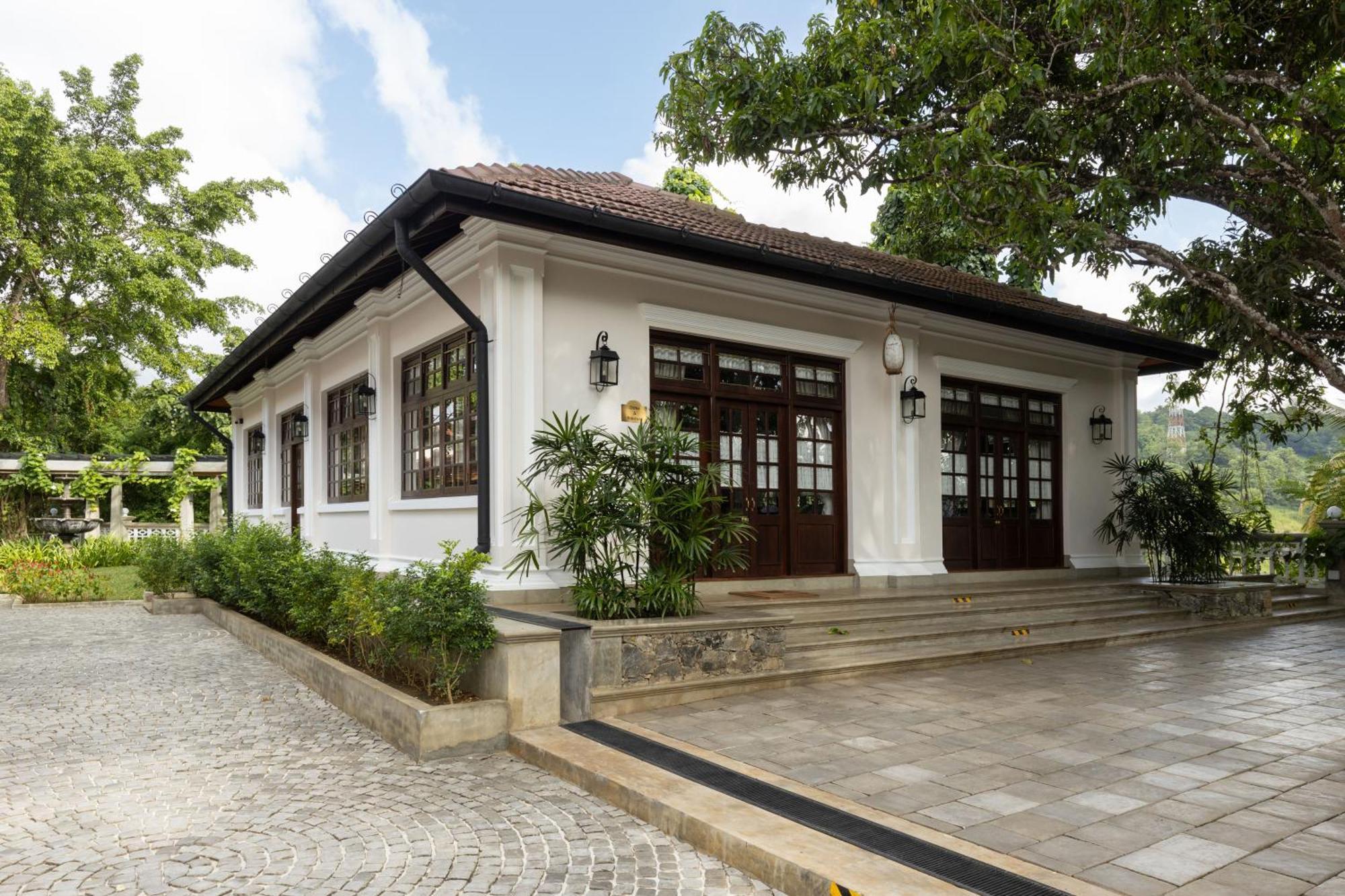 The Grand Walawwa Hotel Pinnawala  Ngoại thất bức ảnh